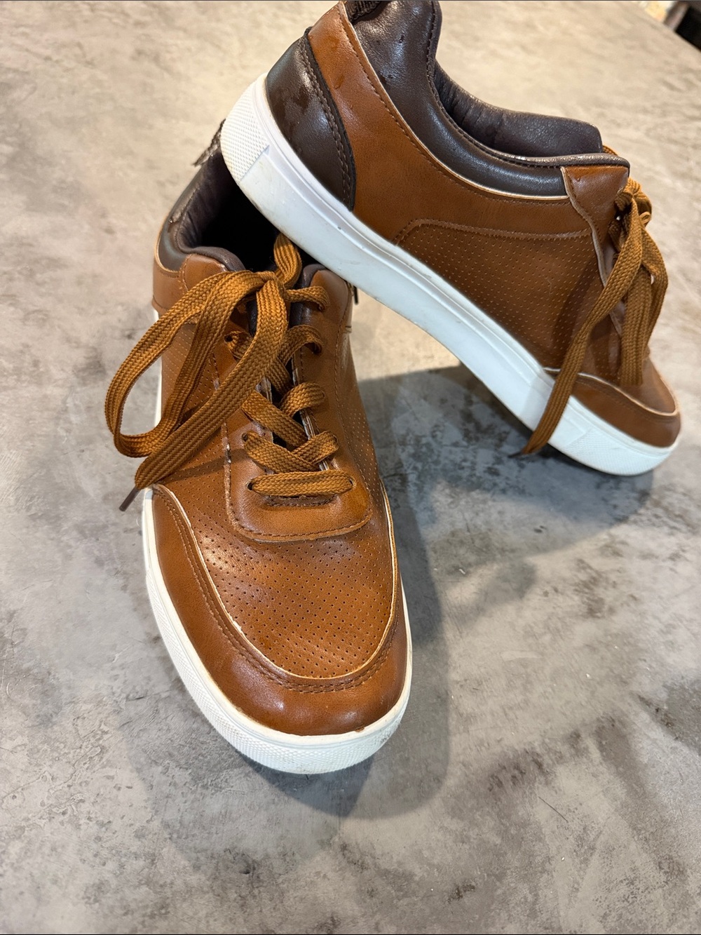 Men’s “leather-look” sneakers